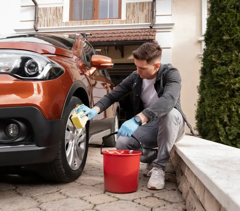 Lavage auto à domicile Ercé : professionnel intervenant sur un véhicule